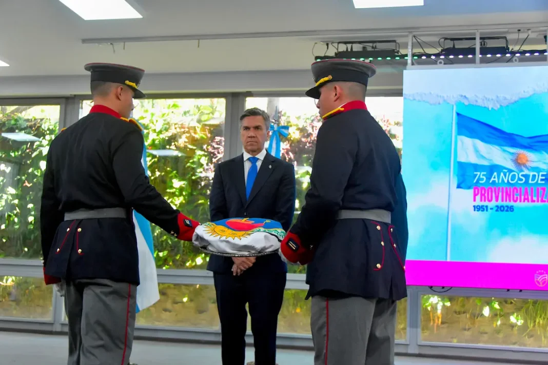 Zdero recibió la Bandera de la Libertad Civil en el aniversario de la Provincialización