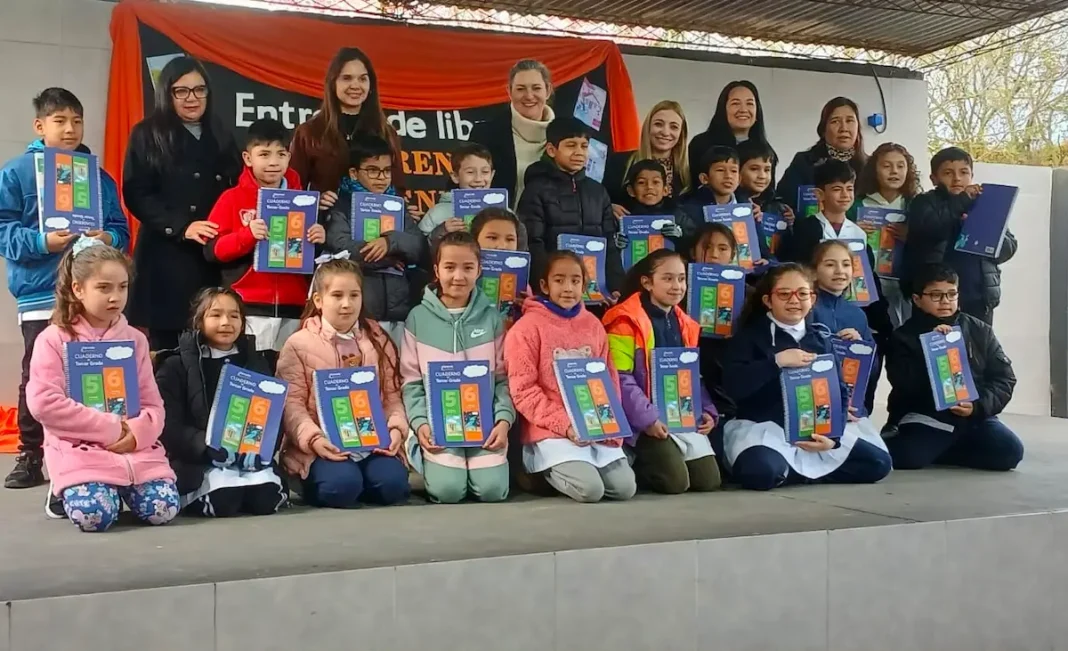 Educación completa la entrega de libros de Aprendo Leyendo en Chaco
