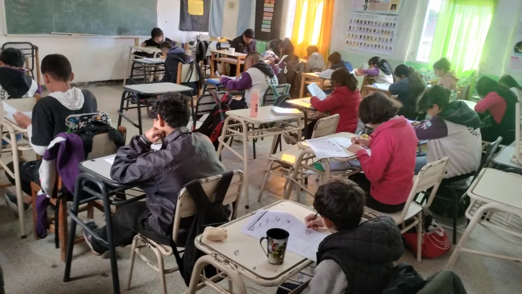 Estudiantes de 7° grado realizan una evaluación en el aula