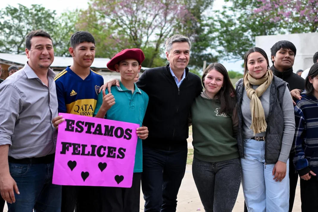 Estudiantes de la EFA 148 junto a autoridades durante el inicio de la obra de agua potable en el Lote 7 de Colonias Unidas.