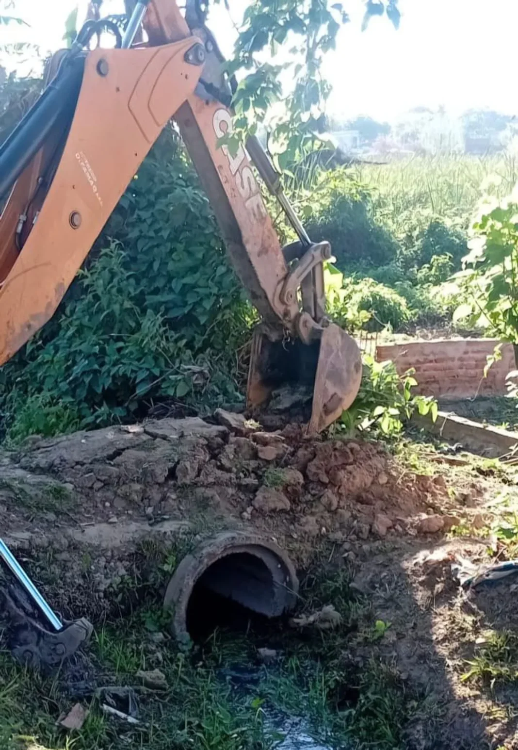 Maquinaria trabaja sobre un relleno ilegal en la laguna Villa Los Lirios, Resistencia.