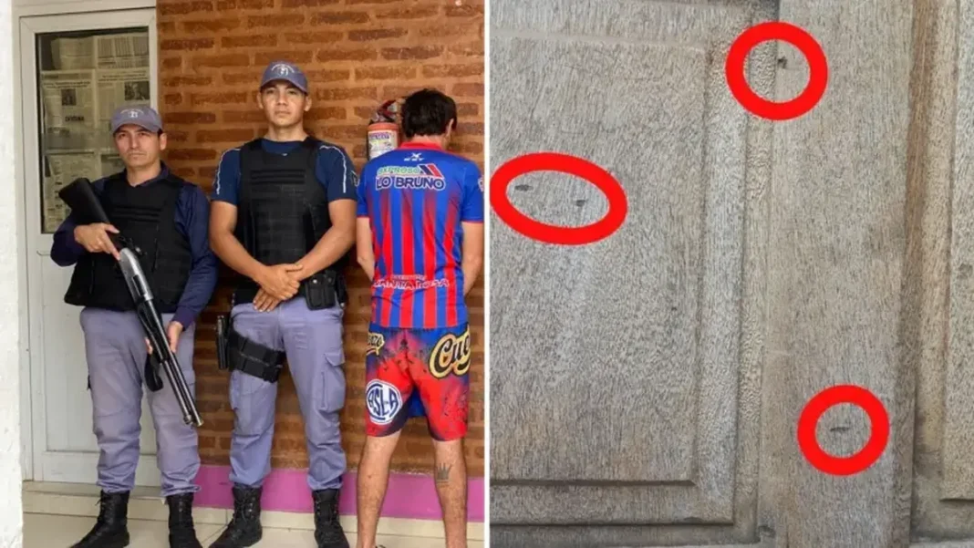 Dos agentes y un joven junto a una puerta con impactos señalados tras un ataque en Quitilipi