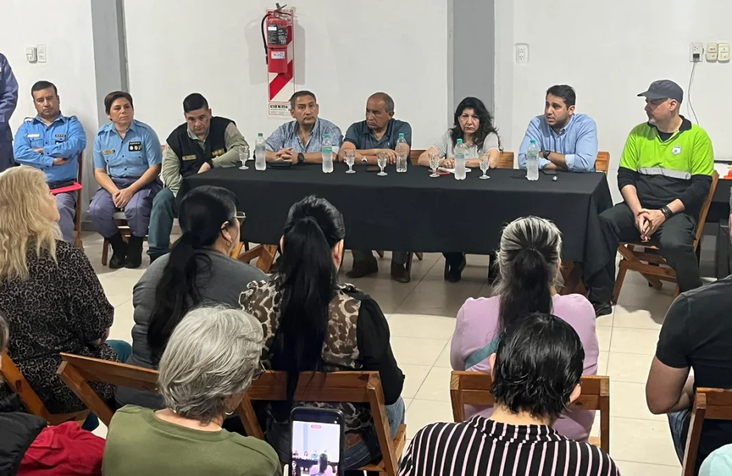 Autoridades policiales y vecinos durante una reunión de seguridad en Barranqueras