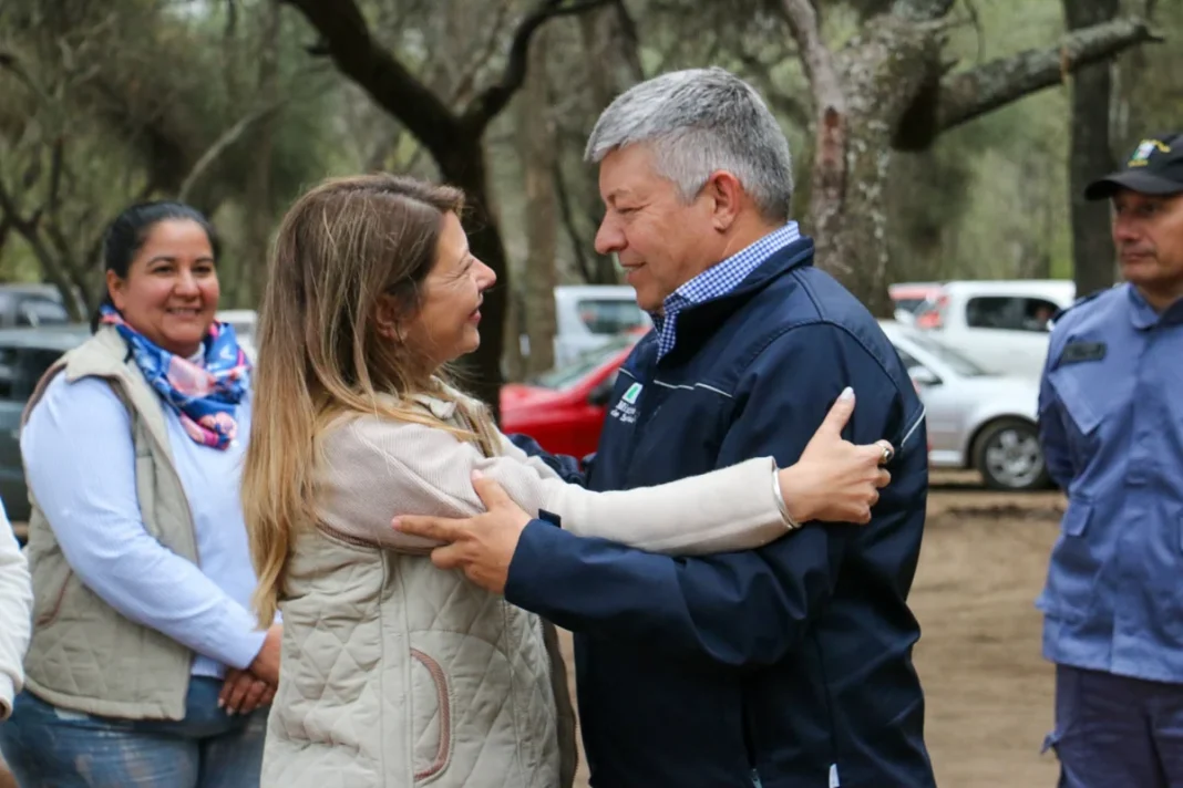 Autoridades conversan durante la puesta en funcionamiento del destacamento policial de Campo del Cielo