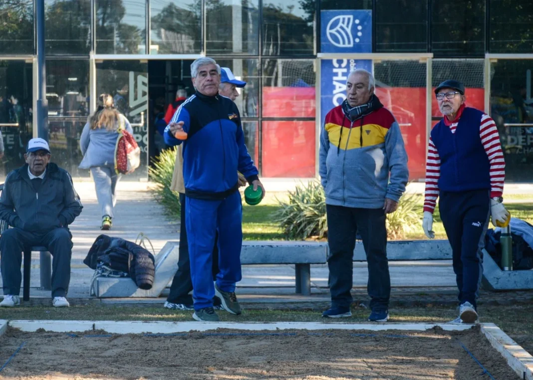 Adultos mayores participan en una competencia de tejo de Chaco Juega.