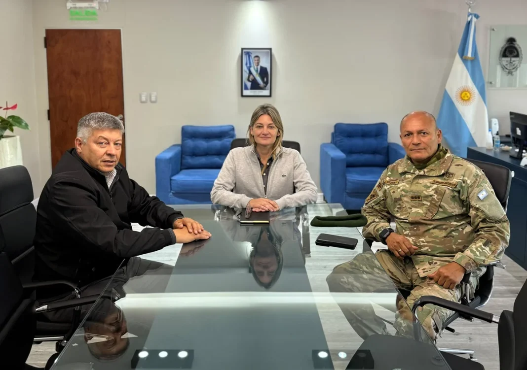 Carolina Meiriño, Hugo Matkovich y Daniel Alejandro Guerra durante la reunión del Comité Provincial de Emergencia en Chaco.
