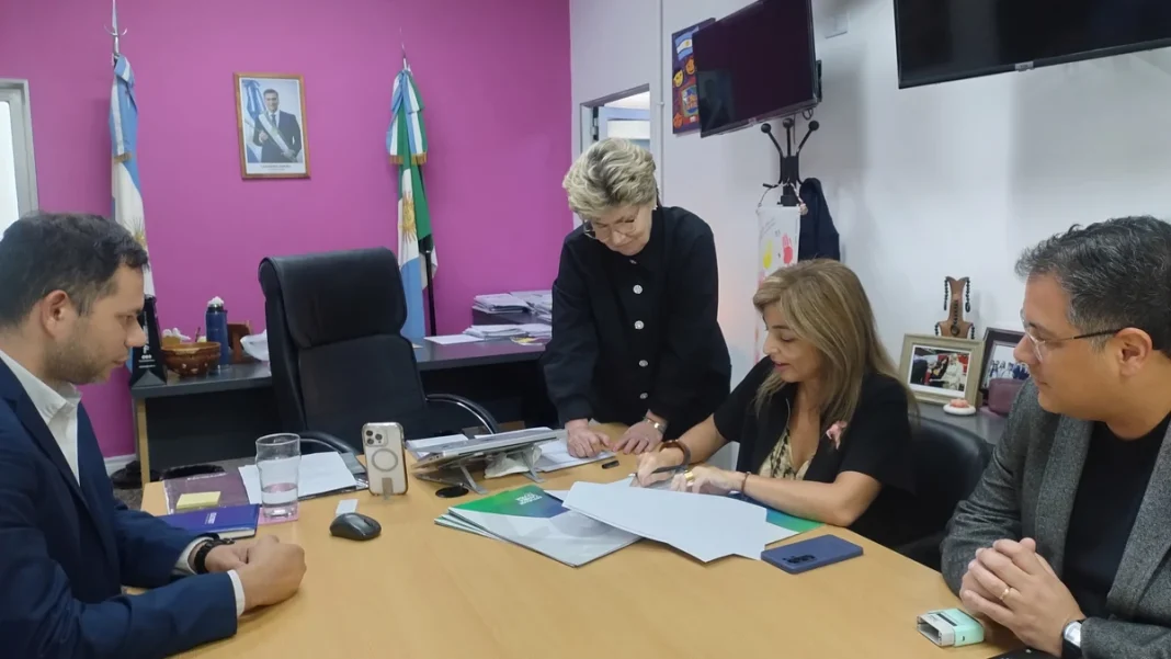 Autoridades educativas y universitarias durante una reunión de trabajo en Chaco