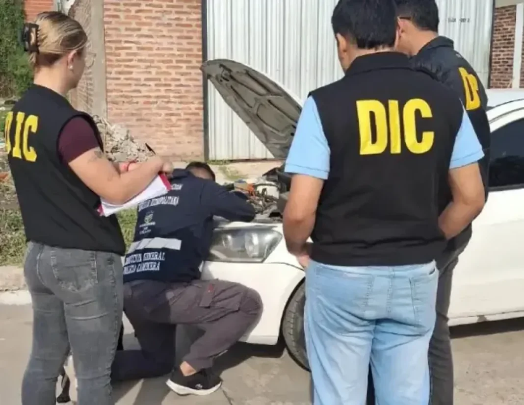 Policías investigan junto a un automóvil durante un operativo por estafas