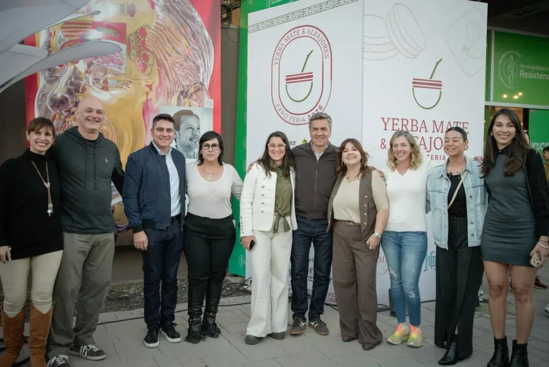 Leandro Zdero posa junto a participantes de la Expo de yerba mate y alfajores.