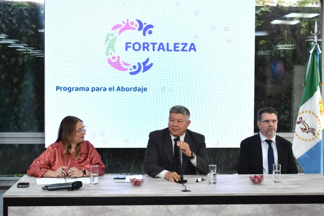 Autoridades durante una capacitación del Programa Fortaleza en el Salón Obligado de Casa de Gobierno