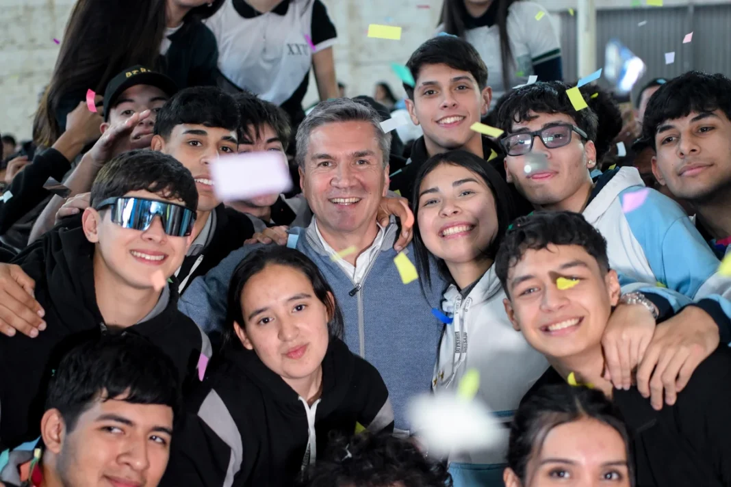 Leandro Zdero junto a estudiantes durante una actividad de +Futuro
