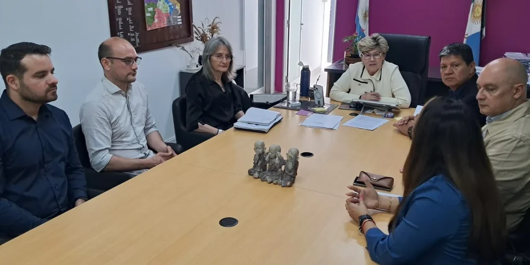 Representantes de Educación y la FECHACO durante una reunión de trabajo sobre capacitaciones en oficios