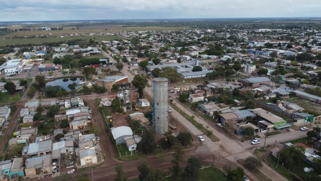 Vista aérea de una localidad chaqueña con una torre de agua potable