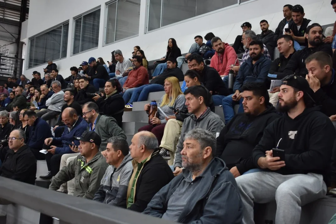 Público participa de la subasta de vehículos oficiales en el CEF N° 1 de Resistencia