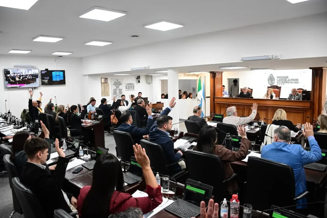 Diputados levantan la mano durante una sesión en la Legislatura del Chaco