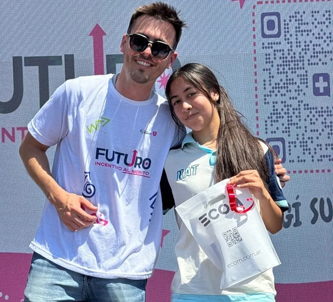 Un adulto y una estudiante posan durante la jornada de Más Futuro en Colonia Elisa.