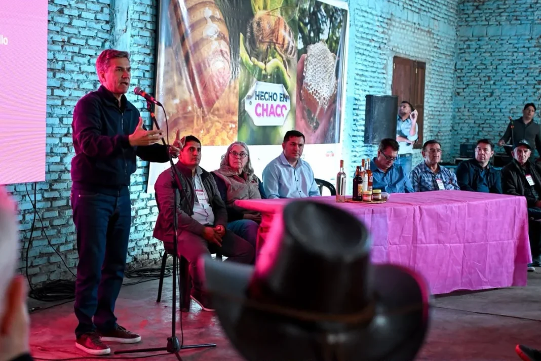 Leandro Zdero habla durante el Encuentro de la Miel en Miraflores