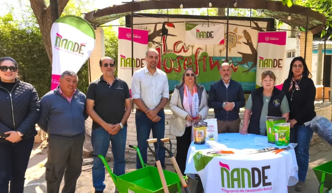 Representantes de Ñande y autoridades junto a herramientas entregadas en la Granja Educativa La Josefina
