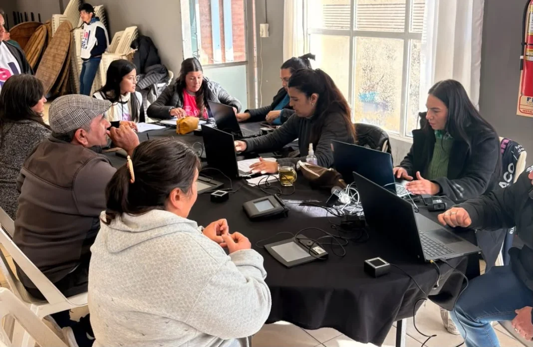 Vecinos realizan trámites de DNI en Machagai durante una jornada de documentación