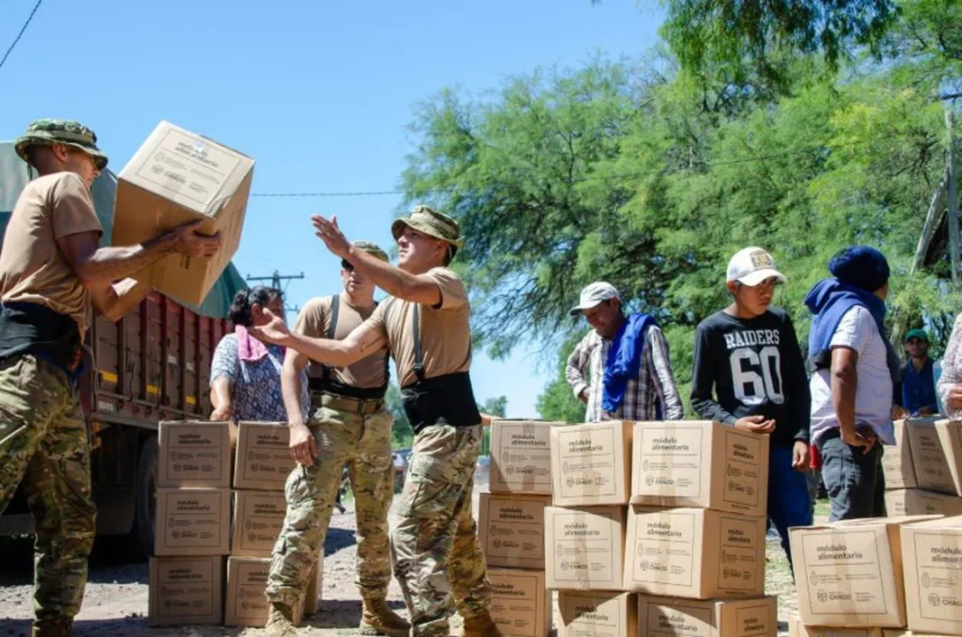 Personal del operativo distribuye módulos alimentarios en El Impenetrable