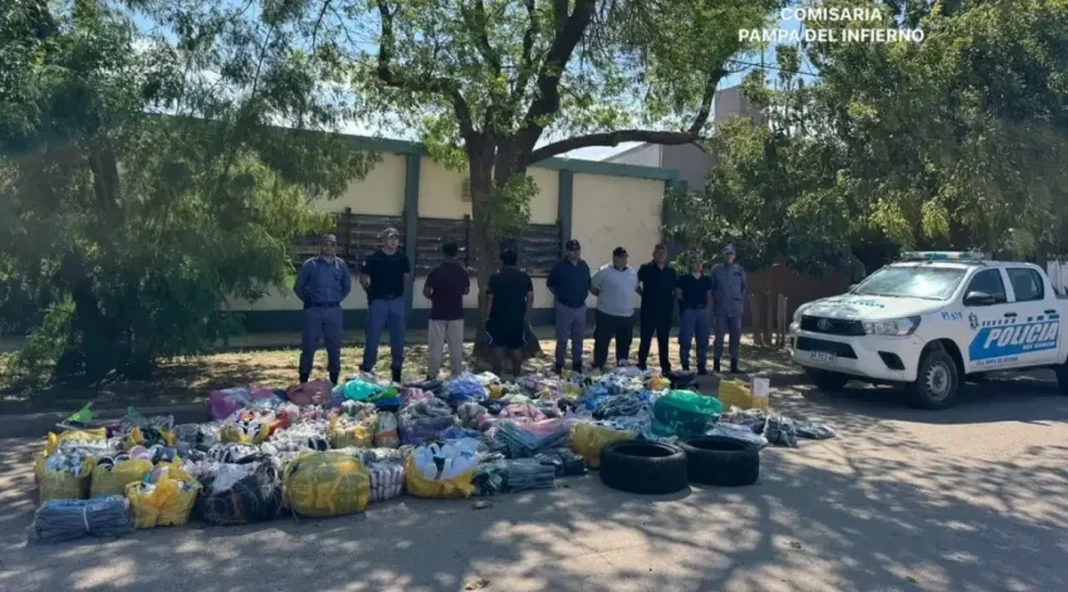 Policías junto a la mercadería secuestrada y una camioneta en Pampa del Infierno