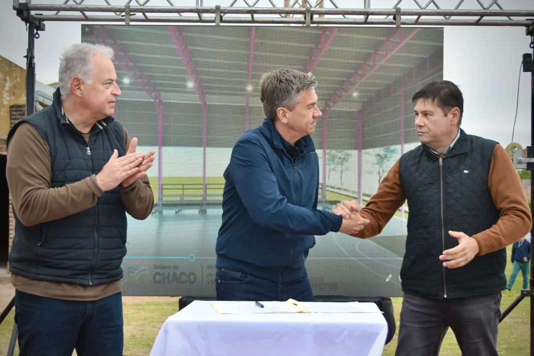 Autoridades durante el anuncio de la obra del CEF N° 8 de Quitilipi