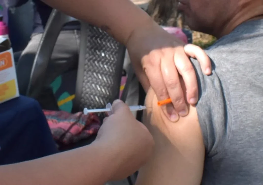 Aplicación de una vacuna en el brazo de una persona durante una posta sanitaria