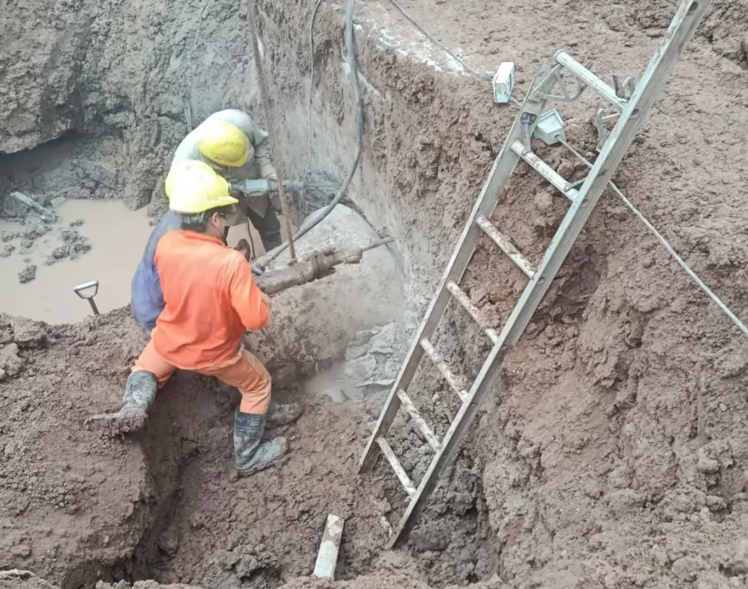 Operarios de Sameep trabajan en una cañería de hormigón durante la reparación del acueducto