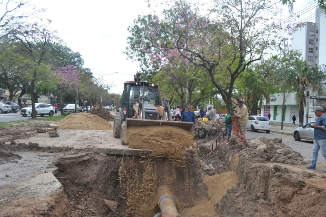 Máquina retroexcavadora y trabajadores intervienen una cañería en una excavación de avenida Las Heras, Resistencia.