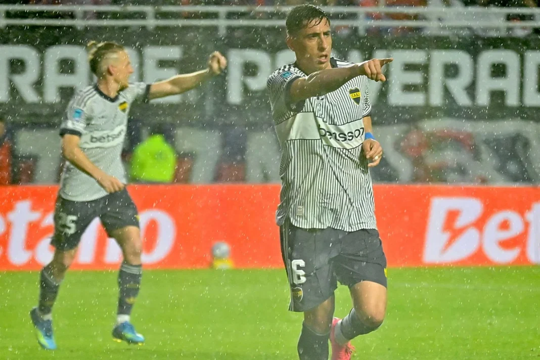 Boca Juniors y San Lorenzo disputan el clásico bajo la lluvia en el Nuevo Gasómetro