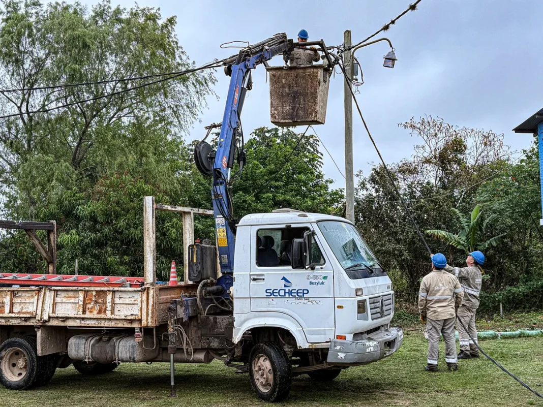 Camión y cuadrilla de Secheep trabajan en el alumbrado de la Isla del Cerrito
