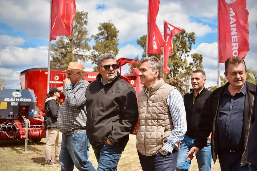 Participantes recorren el predio de la exposición rural de Villa Ángela junto a los stands.