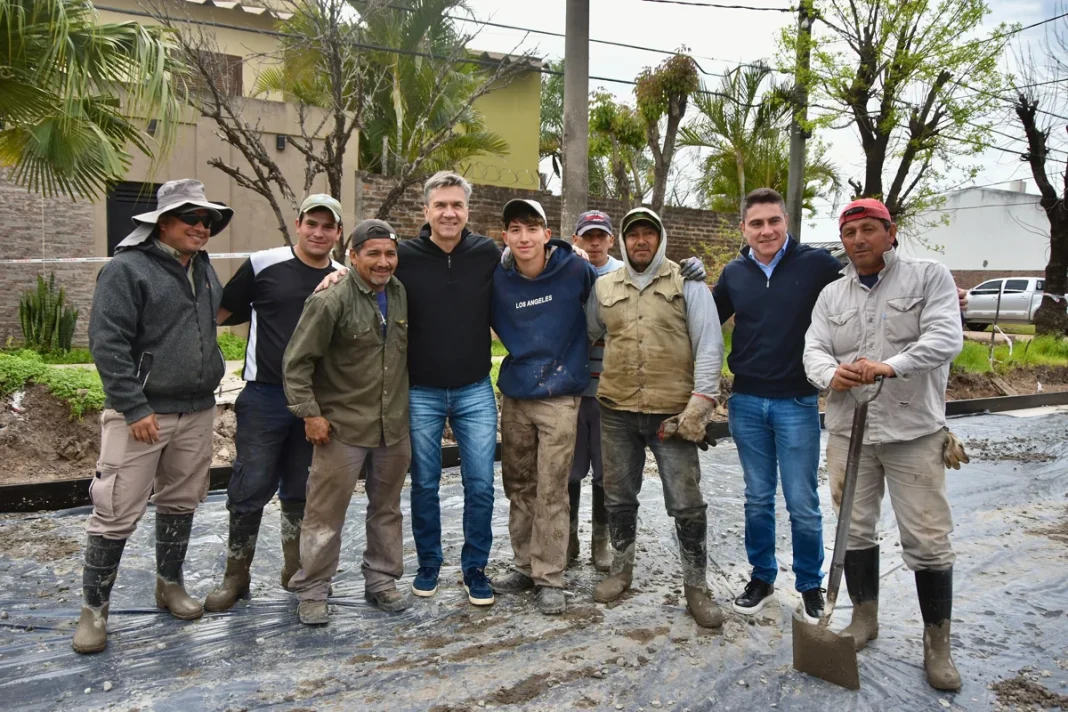 Personas durante la obra de pavimento en Villa Elisa, Resistencia.