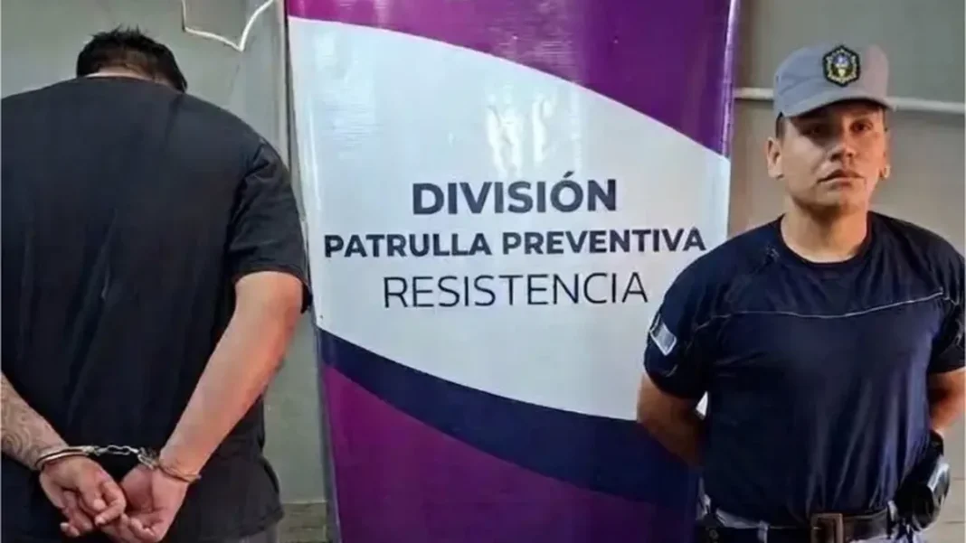 Hombre detenido junto a un efectivo de la División Patrulla Preventiva de Resistencia