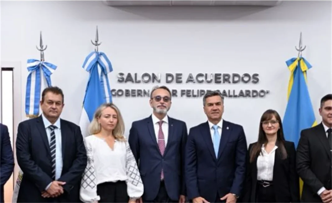 Autoridades de Chaco junto al embajador de Ucrania durante una reunión en Casa de Gobierno