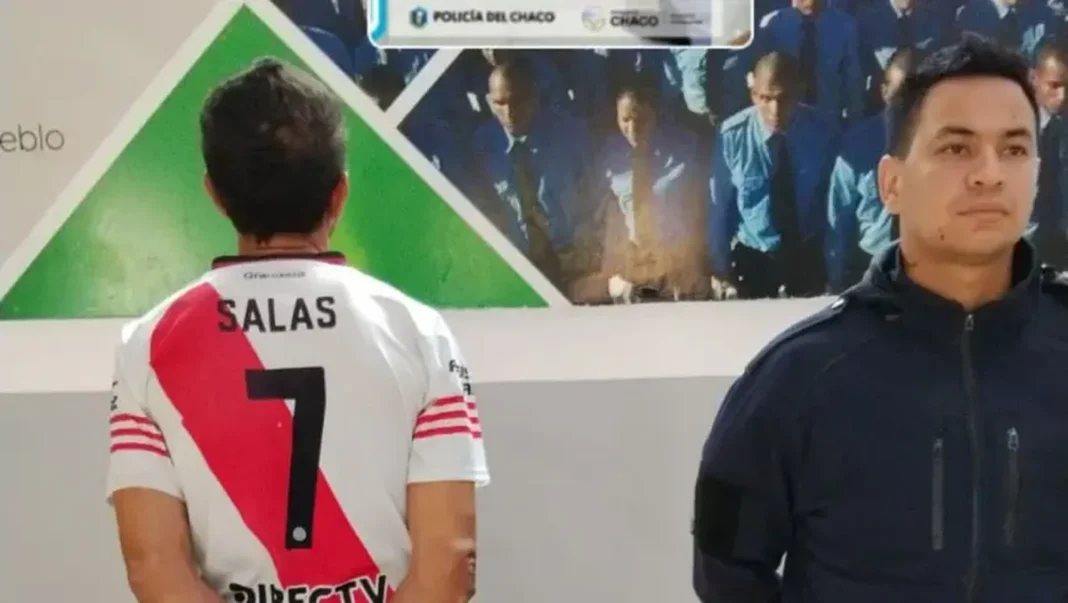 Dos hombres frente a un panel con referencias a la Policía del Chaco.