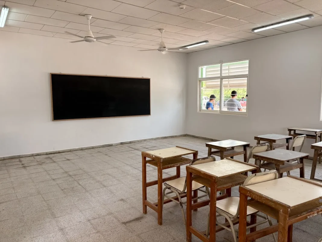 Aula renovada de la Escuela Pública N°4 Benito Álvarez, con pizarrón, bancos y ventiladores