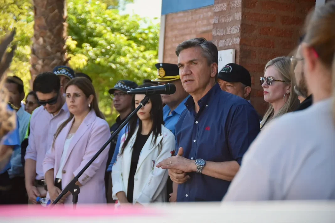 El gobernador Leandro Zdero habla durante la entrega de equipamiento policial en Castelli.