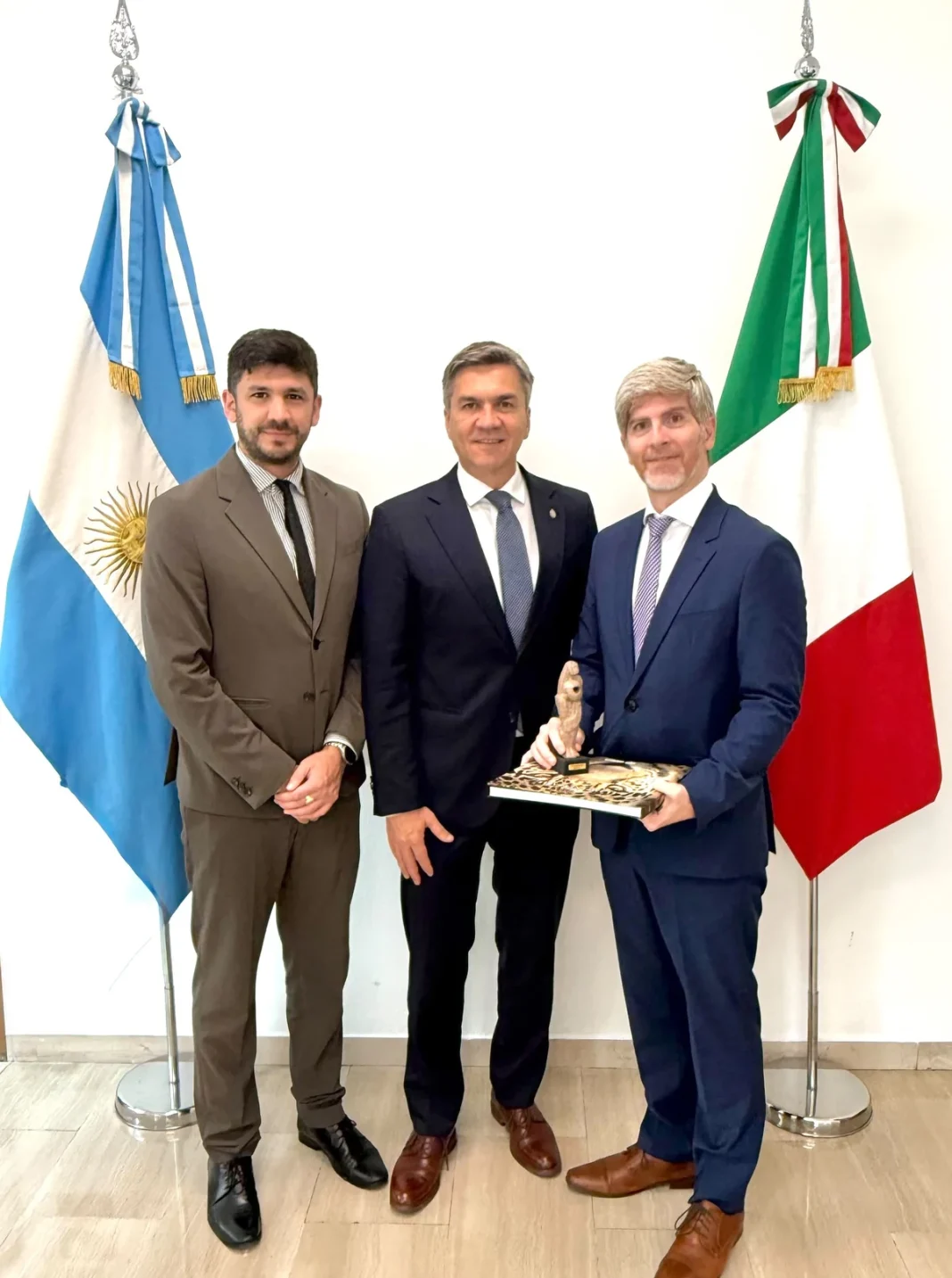 Autoridades del Chaco y el cónsul argentino en Milán durante la misión comercial
