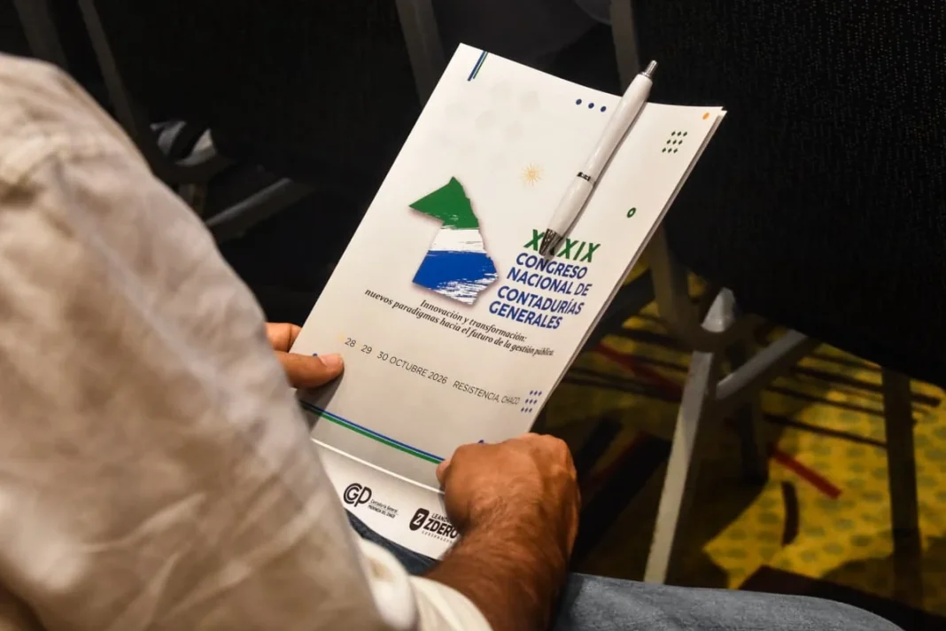Una persona sostiene el programa del 39º Congreso Nacional de Contadurías Generales