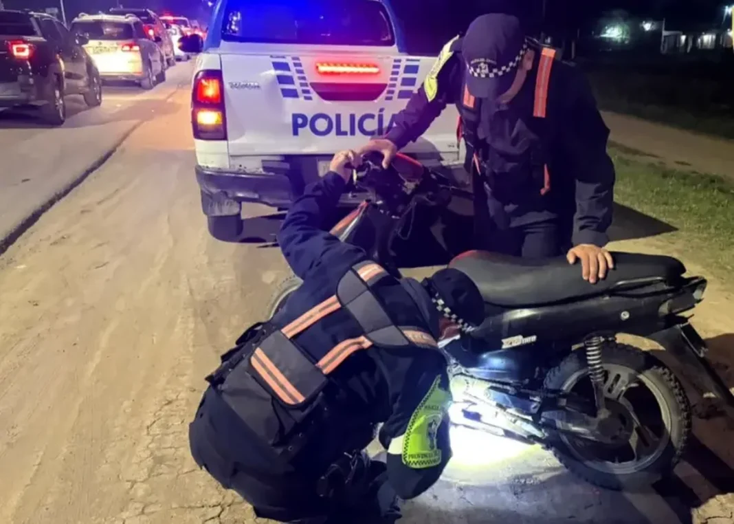 Policías controlan una motocicleta durante un operativo nocturno en Chaco