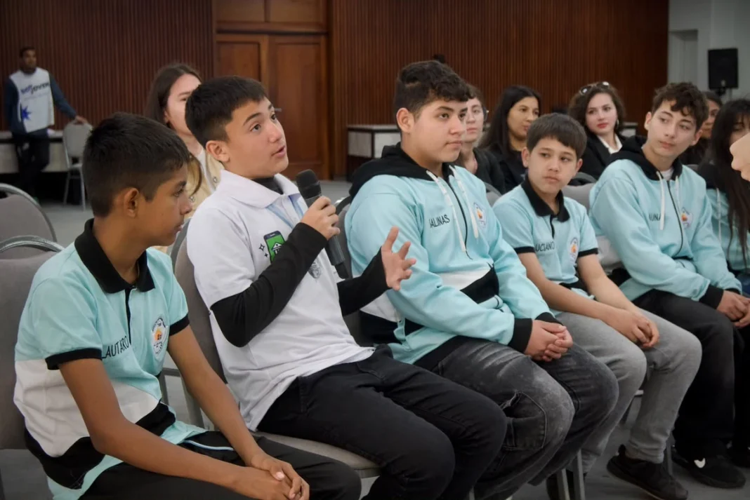 Un alumno de la Escuela 759 de El Zapallar explica ECO BANK 7.0 con un micrófono ante sus compañeros.