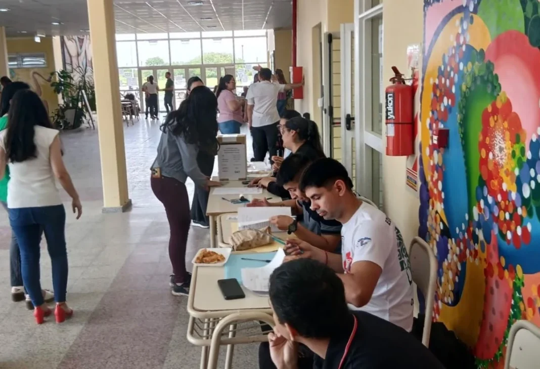 Personas participan de la votación en un instituto superior chaqueño.