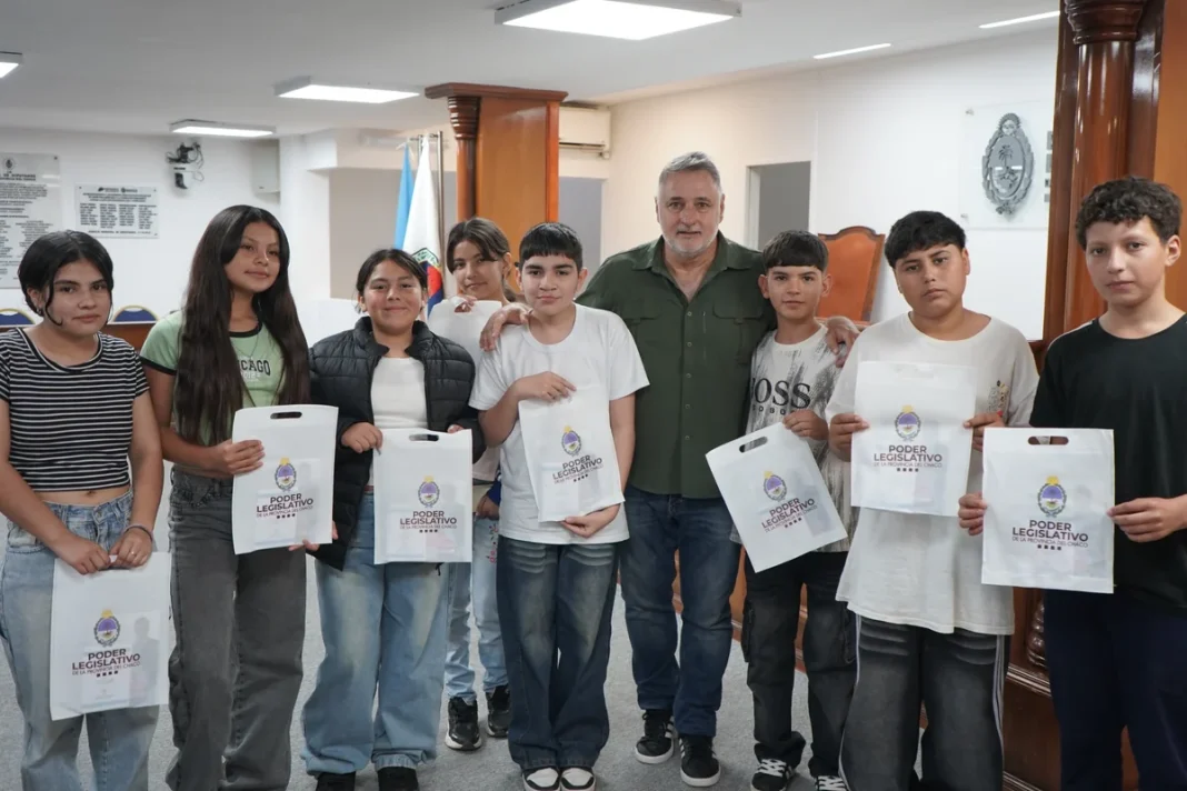 Estudiantes posan en una sala de la Legislatura del Chaco.