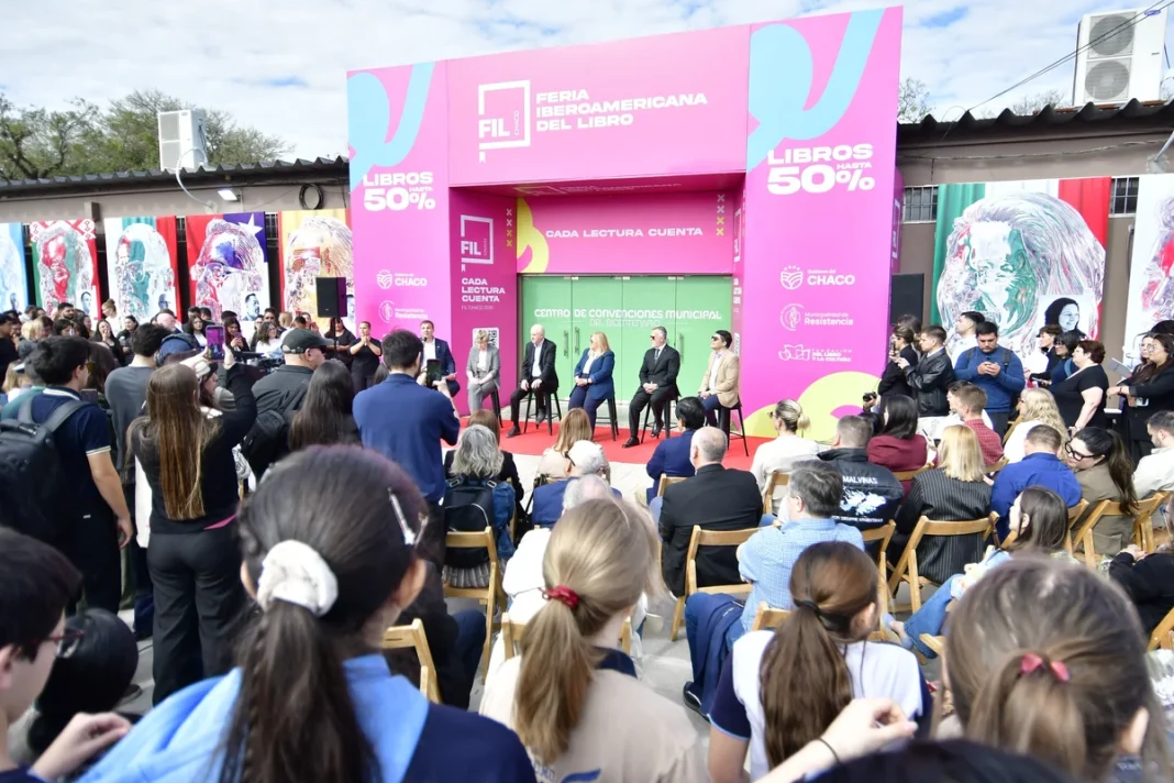 Autoridades y público durante la apertura de la Feria Iberoamericana del Libro en Resistencia