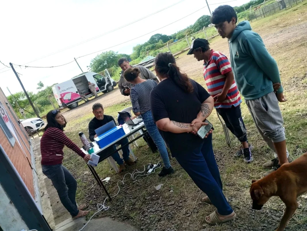 Vecinos realizan consultas en un puesto de atención de ANSES junto a un vehículo móvil.