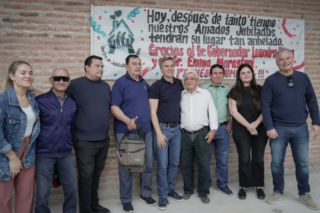 Leandro Zdero junto a integrantes del Centro de Jubilados La Frontera