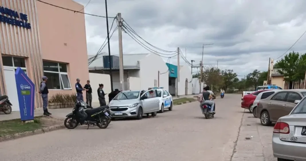 Personal policial junto a automóviles frente a un hospital de Charata