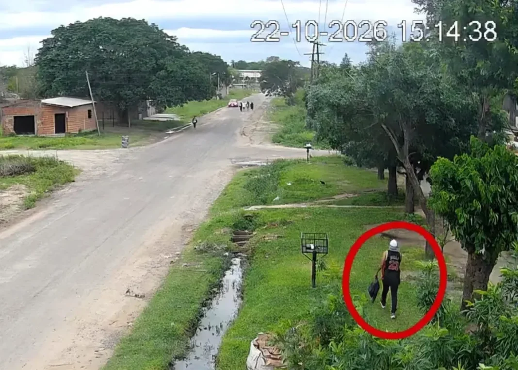 Imagen de una cámara de seguridad que muestra a una persona en una calle de Fontana, señalada con un círculo rojo.