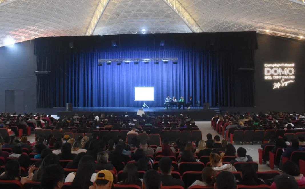 Público y expositores durante la capacitación en el Domo del Centenario